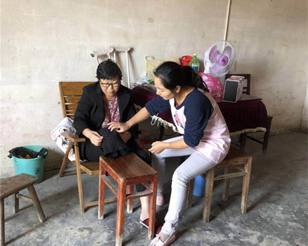 国庆假期，旌德县中医院组织医务人员走访贫困患者家庭，开展健康扶贫慰问活动